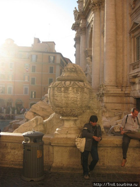 А эту совершенно в композиции лишнюю вазу автор пристроил, дабы насолить критиковавшему фонтан лавочнику, прямо перед его окном Рим, Италия
