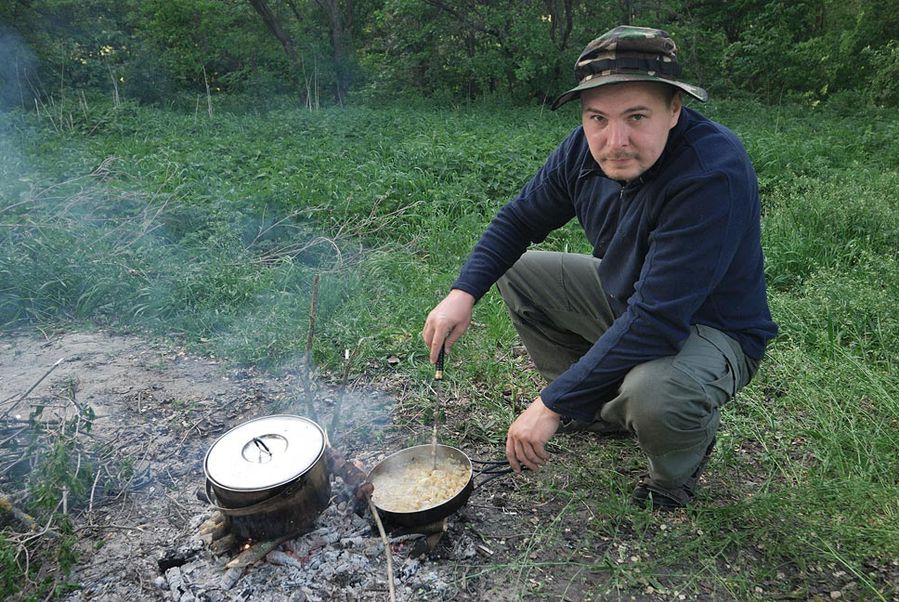 Тушёнка на костре Бобров, Россия