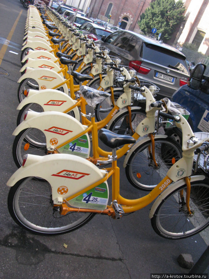 Это стоянка велосипедов. За определенную сумму евро можно взять, поездить, и оставить потом на другой стоянке Милан, Италия