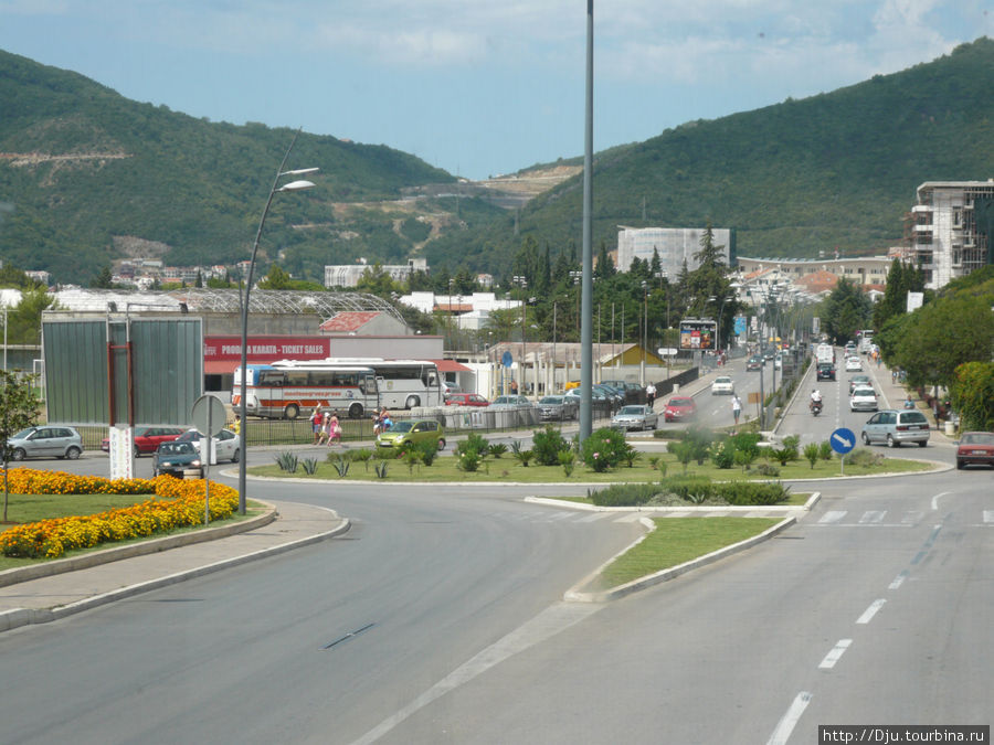 Слева автобусный вокзал Будва, Черногория