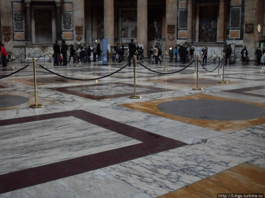 После дождя центр Пантеона ограждают, чтобы не поскользнуться на гладком мраморном полу. Рим, Италия