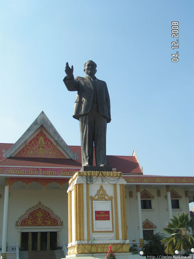 Статуя вождя перед музеем Вьентьян, Лаос