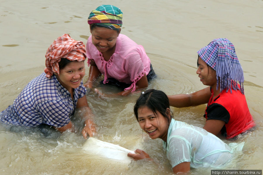 Добыча гравия — вручную! Мингун, Мьянма