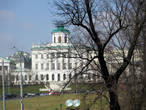 Вид из Александровского сада на Дом Пашкова (Румянцевскую библиотеку)