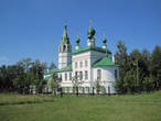 Церковь Вознесения (Леонтьевская) выгодно смотрится на открытом лугу