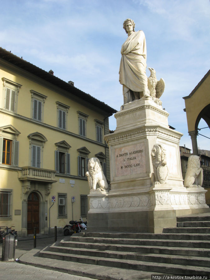 Это поэт Данте, автор Божественной комедии. Он родился здесь Флоренция, Италия