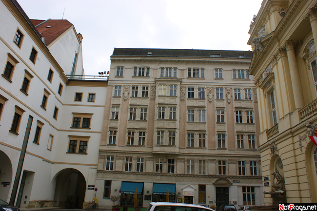 В центре библиотека, справа кусочек академии, слева кусочек университета Вена, Австрия