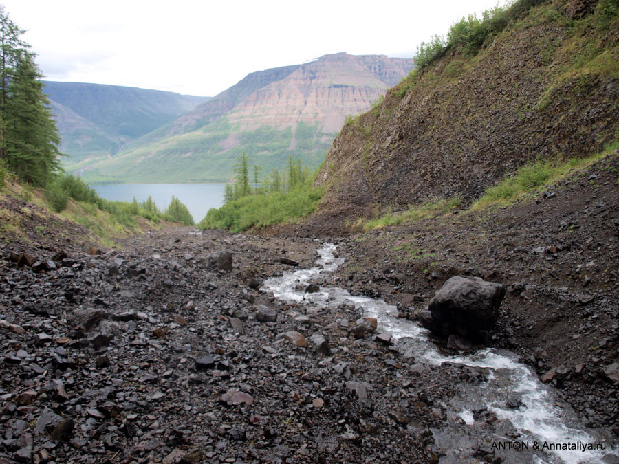 Дорога к водопаду и водопад на плато Путорана Озеро Лама, Россия