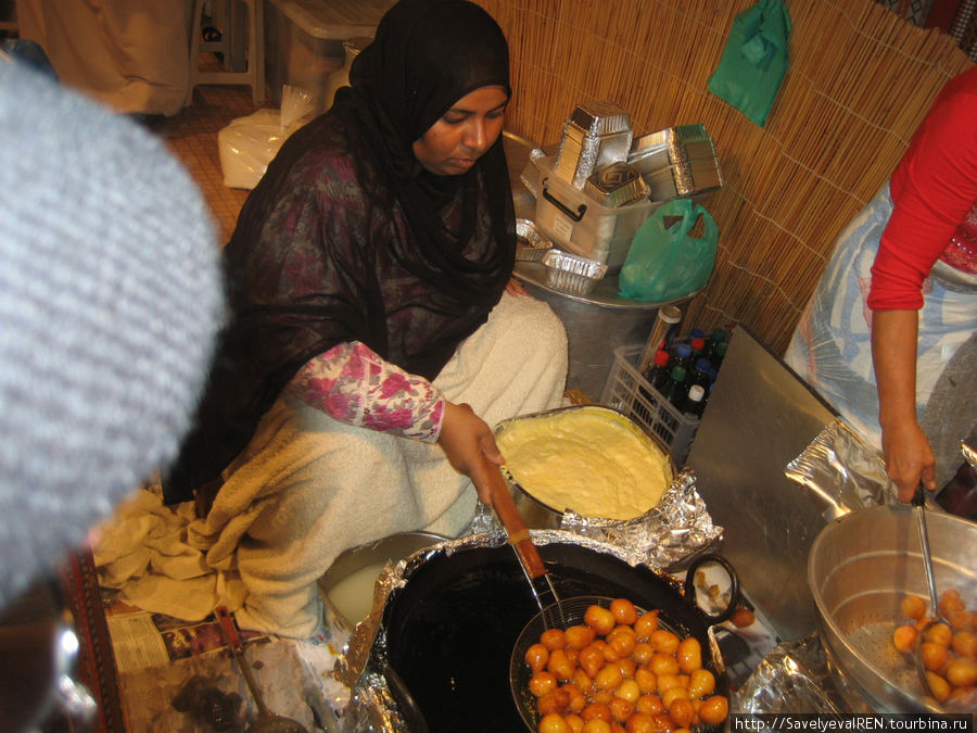 Приготовление национальных блюд происходит прямо у вас на глазах... Эмират Дубай, ОАЭ