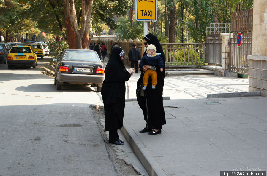 Две подружки что-то обсуждают. Исфахан, Иран