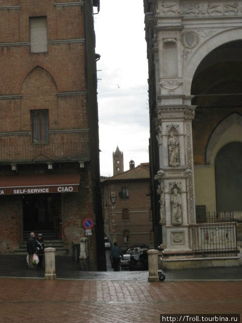 И в конце — высокая кампанилья, будто рядом — на самом деле до нее с версту Сиена, Италия