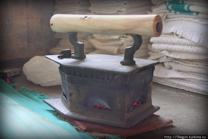 Утюг заправленный горящим углём- гладит, плавит и прожигает Кочи, Индия