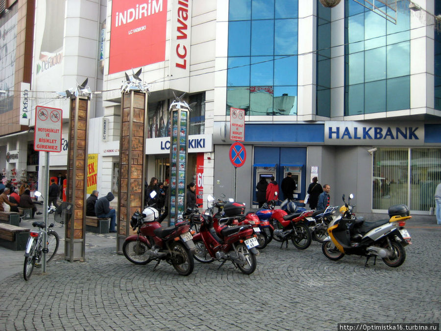 Здесь оставляют мотоциклы. Дальше только пешком Здесь оставляют мотоциклы. Дальше только пешком