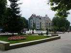 В центре города находится площадь Независимости. Она является огромной пешеходной зоной.
Именно на Площади Независимости в 1949 г. этому городу было объявлено, что он получил название Сталин, который и носил до 1956 г.