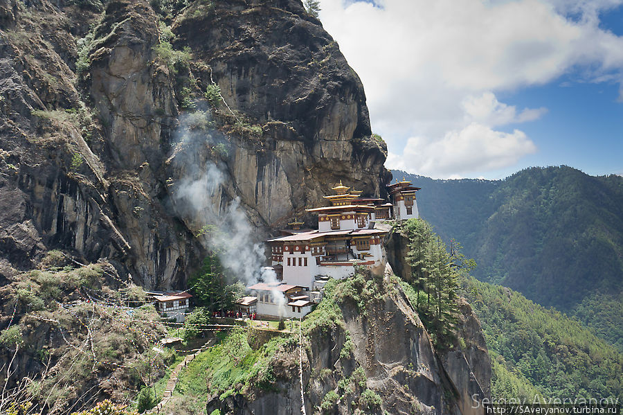 Таксанг-Лакханг, монастырь полностью сгорел в 1998 году, восстановлен к 2005 Бутан