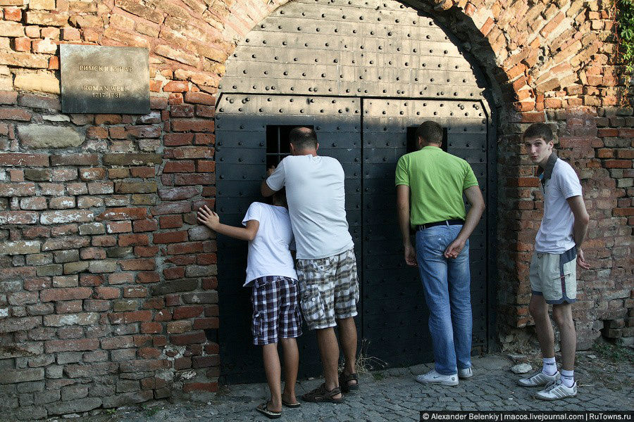 За воротами — римский колодец. Каждому интересно заглянуть внутрь. И плюнуть. Ну, или монетку швырнуть, чтобы вернуться. И уж тогда точно плюнуть :) Белград, Сербия