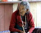 Эту почтенную женщину, видимо, тоже постигла утрата...
Здесь нелишне будет заметить, что средняя продолжительность жизни непальских мужчин составляет почти 65 лет, как утверждает Википедия, в то время как женщины (в среднем) живут на два года дольше