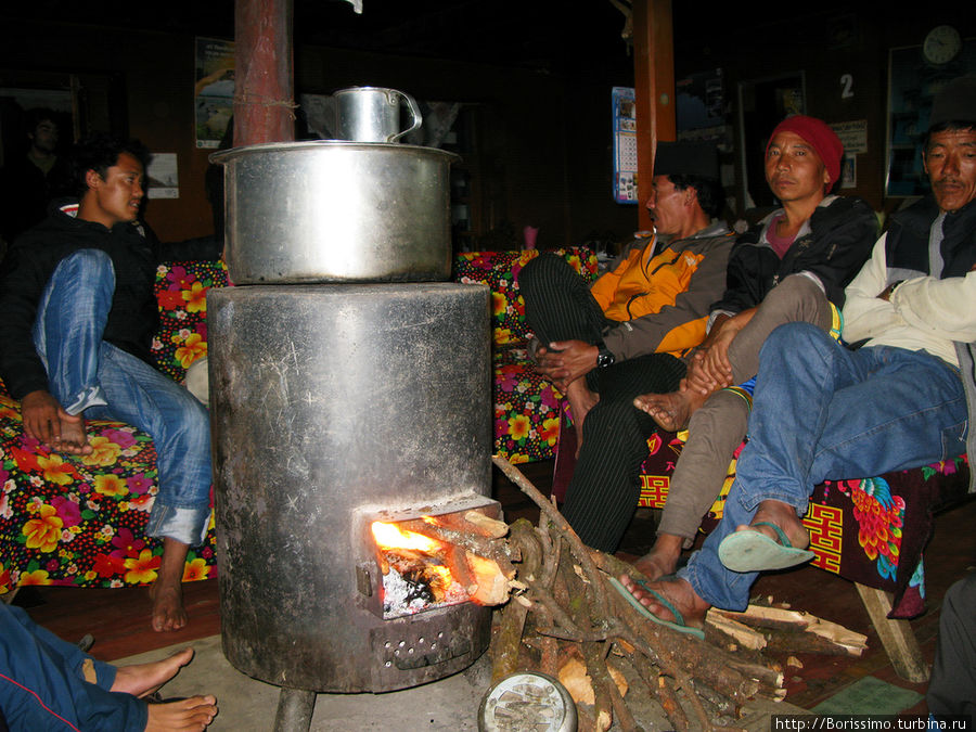 Но в гест-хаусе весело голит печка и согревает наших носильщиков и нас. Непал