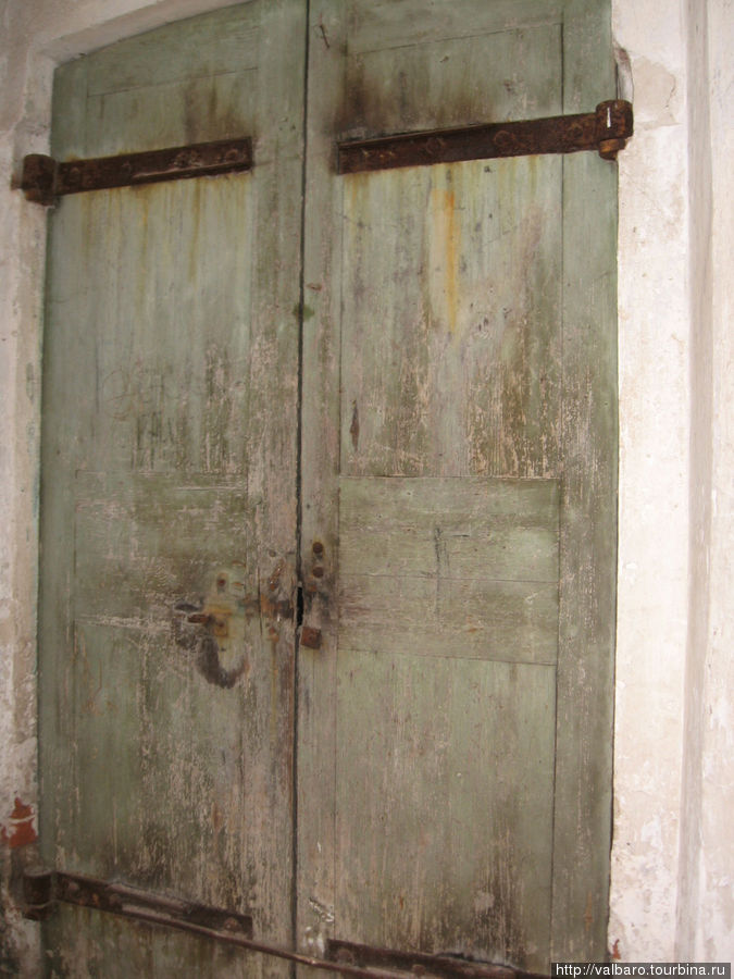 Дверь на 2 этаж храма. Туда могут пропустить посмотреть, если попросить ключи  в поселье Введенского монастыря.