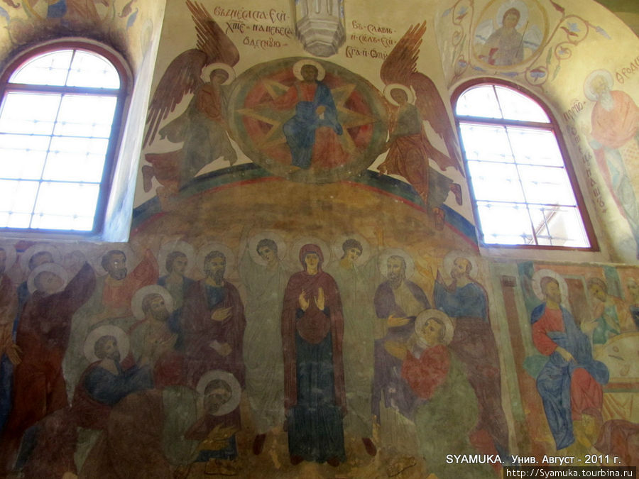 На стенах фресками изображены сцены из Евангелия. Унив, Украина