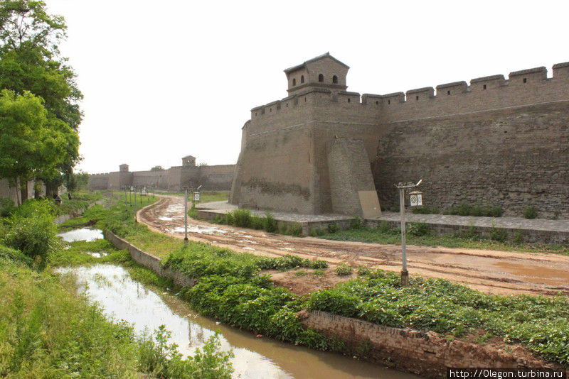 Стены города окружены рвом шириной в 3,3 метра и глубиной в 3,3 метра Пинъяо, Китай