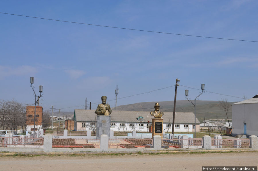 В Буйнакске на себя обратили эти два памятника Буйнакск, Россия