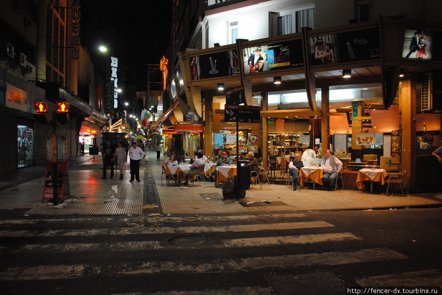 Большинство баров и кафе открыты  в Буэнос-Айресе допоздна. Даже летние террасы. Буэнос-Айрес, Аргентина