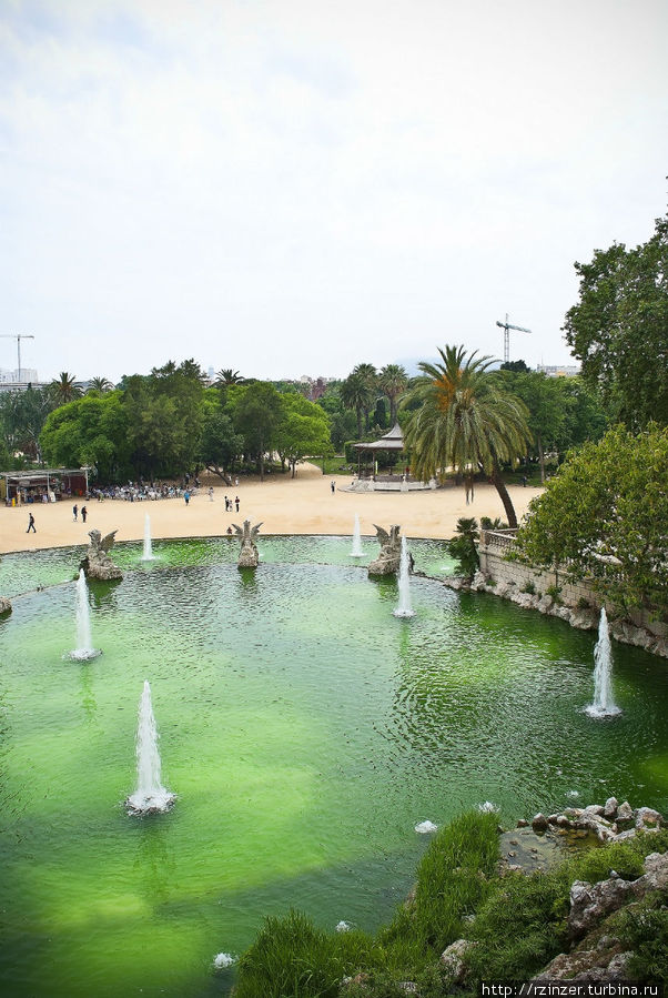 Барселонский парк с гриффонами Барселона, Испания