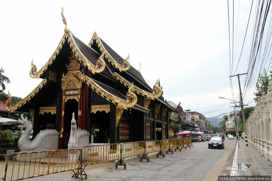 У этого храма сворачиваем налево во двор Чиангмай, Таиланд