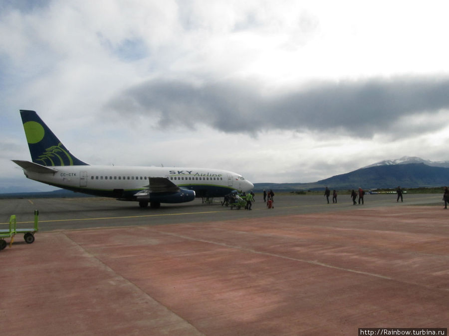 Один из самыз маленьких аэропортов страны Пуэрто-Наталес настолько мал, что здесь входят и выходят в самолеты по старинке через взлетную полосу по трапу. Чили