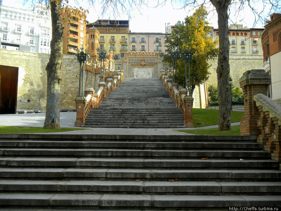 Лестница парадно-осеннего вида. Теруэль, Испания