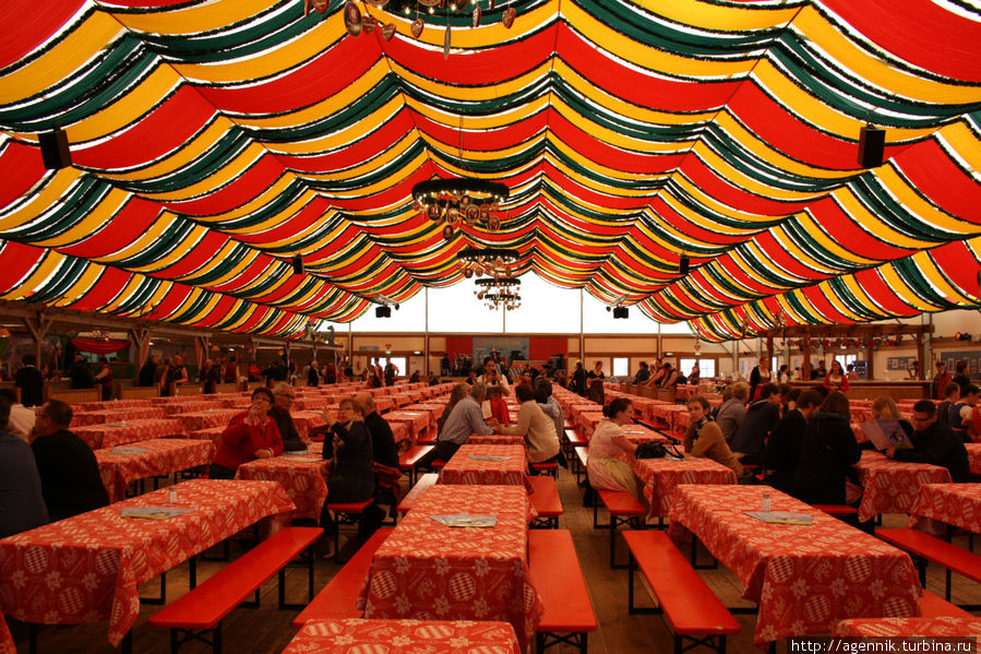Палатка Шпатена внутри — снимал где-то с середины Мюнхен, Германия