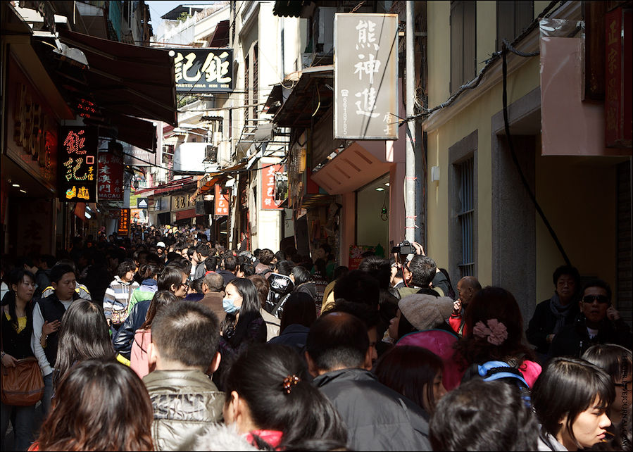 Улица выглядят ближе к центру примерно вот так. И не спроста — ведь этот район Макао — так называемый, приход Святого Антония — является самым густонаселенным районом не только Макао, но и всего Китая! Вы не поверите, но на его территории (всего 1.1 кв. км) проживает 110 000 человек! Улица выглядят ближе к центру примерно вот так. И не спроста — ведь этот район Макао — так называемый, приход Святого Антония — является самым густонаселенным районом не только Макао, но и всего Китая! Вы не поверите, но на его территории (всего 1.1 кв. км) проживает 110 000 человек!