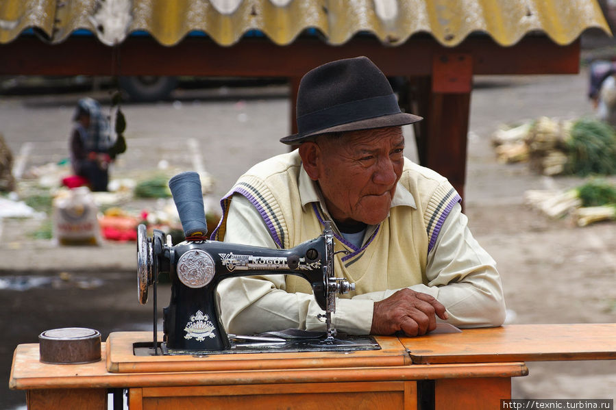 В «ателье» трудятся как женщины, так и мужчины Сакисили, Эквадор