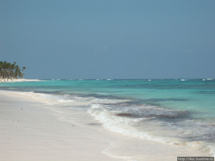 Чистейший белый песок. Лазоревое небо и волшебный океан. Пожалуй, это один из лучших пляжей в мире!