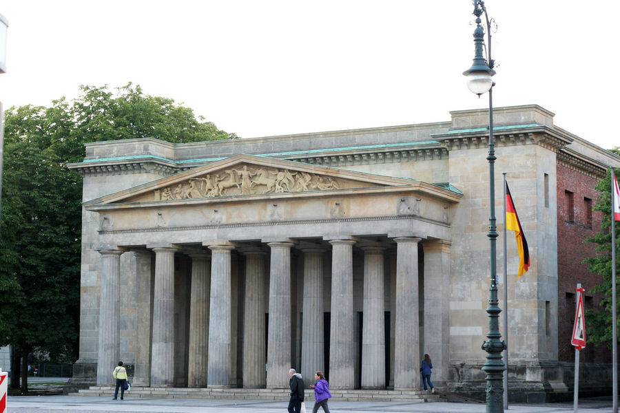 Этот «достроенный» античный храм — творение Шпеера, любимого архитектора Рейха. Берлин, Германия