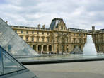 Лувр — дворец-музей. Луврский музей возник из небольшой королевской музейной коллекции. Франциск I был первым из французских монархов, у которого возникла идея создать собрание особо великолепных драгоценностей и картин.