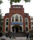 Огромное здание синагоги было построено за год с небольшим. Закончилось строительство в 1913 году.
В синагоге продолжается ремонт. Благоустраивается внутренний двор.
