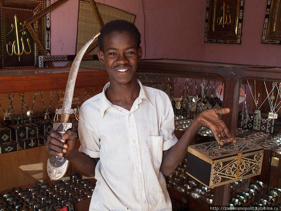 Продавец в сувенирном магазине в Нуадибу Мавритания