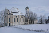 Вот такой я ее увидела впервые: одинокая белая церковь на огромной, засыпанной снегом поляне.