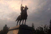Помимо статуи монаха на территории храмового комплекса также стоит статуя короля Монгкута, Рамы IV, изображенного верхом на коне