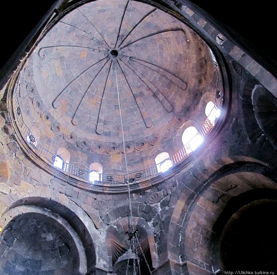Внутреняя планировка Св. Рипсиме является довольно необычной и сложной. В дополнение к четырем большим апсидам, на каждой стороне по диагонали расположены четыре узкие цилиндрические ниши, которые ведут к четырем квадратным приделам в углах церкви. Вагаршапат, Армения