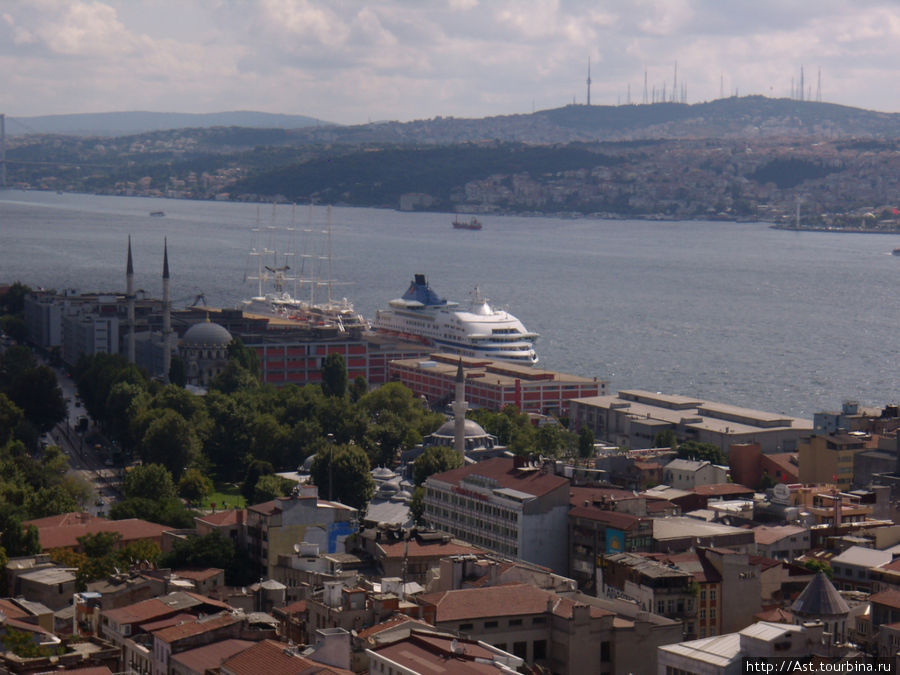 Босфор и порт Каракёй. Стамбул, Турция