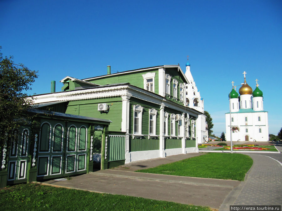 Дом Куприна (ул.Лазарева,10) и Успенский кафедральный собор Коломна, Россия