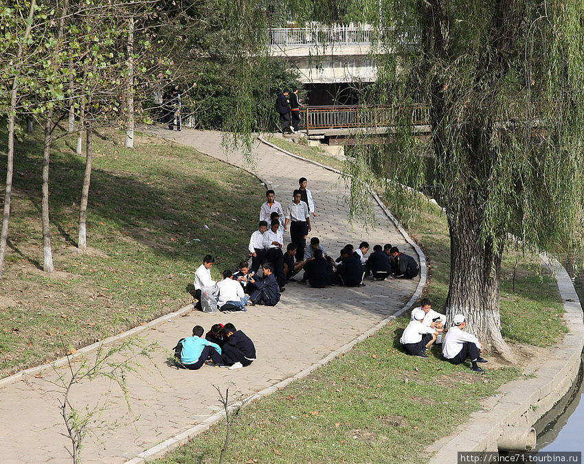 7. В парке школьники ждали своей очереди в музей. Пхеньян, КНДР