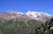Это вид на горы на другой стороне от Турьих озер, там как раз находится перевал ВЦСПС, куда мы еще собираемся пойти... там видны две горы — слева Андырчи (3937 м) и Курмычи (4045 м).