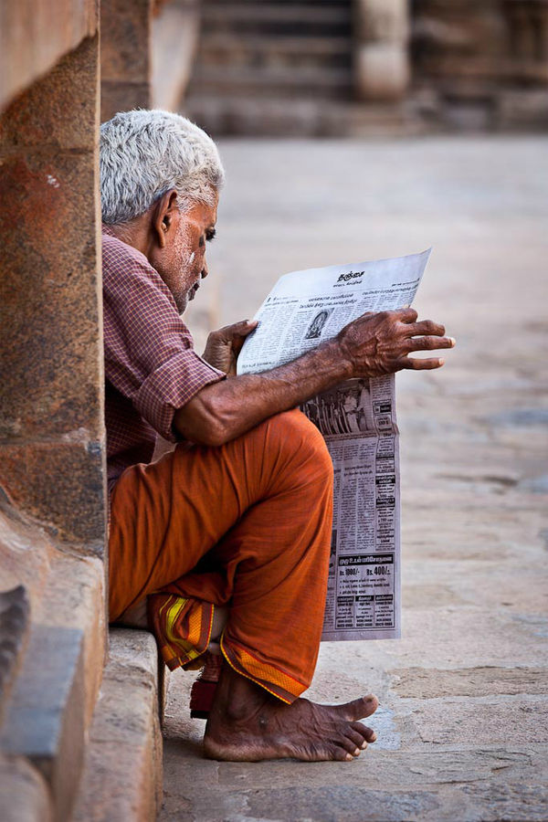 Даже простое чтение газеты можно делать изящно оттопырив пальчик. Индия
