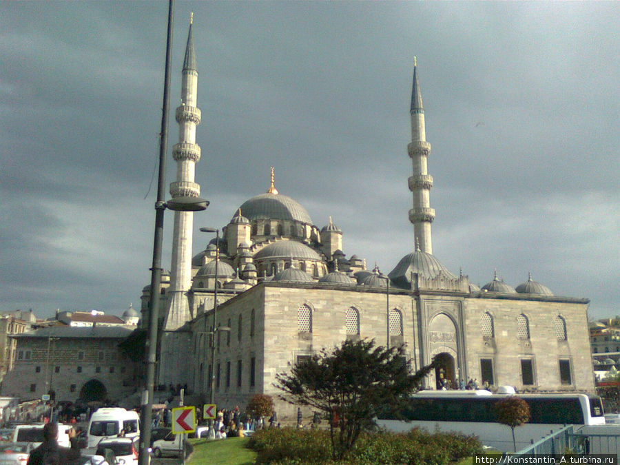 Мечеть  Ени -джами рядом с Египетским базаром (пряности) Стамбул, Турция