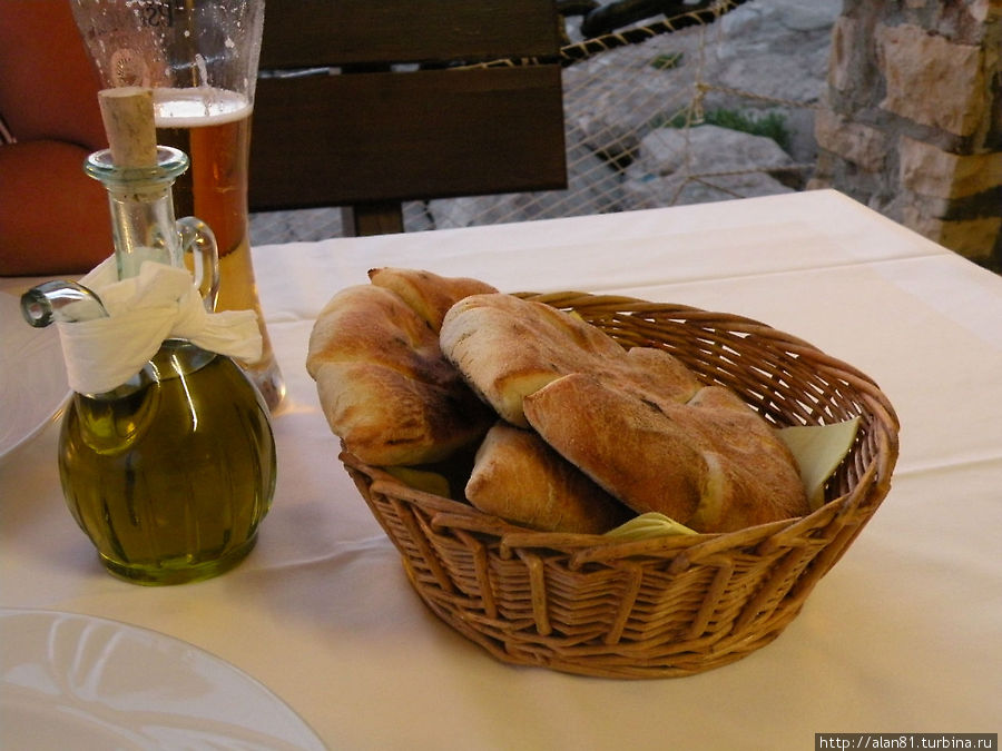 Свежеиспеченный хлеб и домашнее оливковое масло Умаг, Хорватия