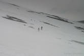 Длинные траверсы по снежникам в тумане